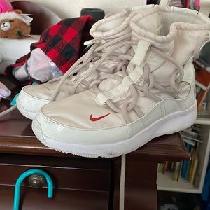 Nike Women's Tanjun High Rise Phantom/Red/Sand AO0355-005 snow boot